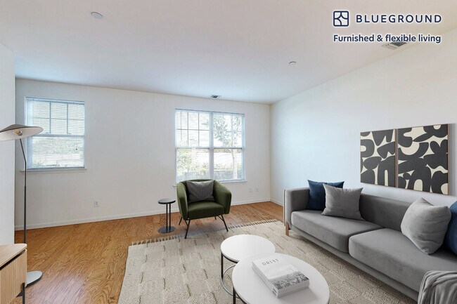 Building Photo - 998 Stewart Ave