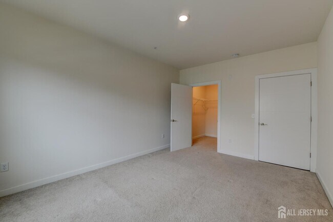 Building Photo - 722 Lorhan Dr