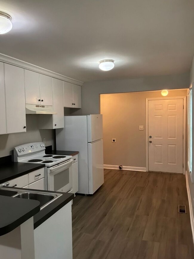 Building Photo - 803 Circle View Dr