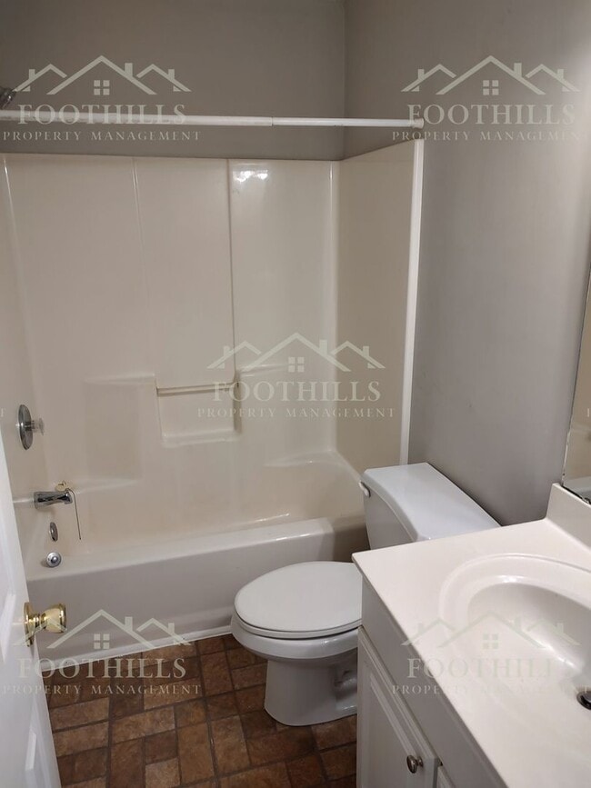 Building Photo - 3-Bedroom Home with Scenic Views in Pendle...
