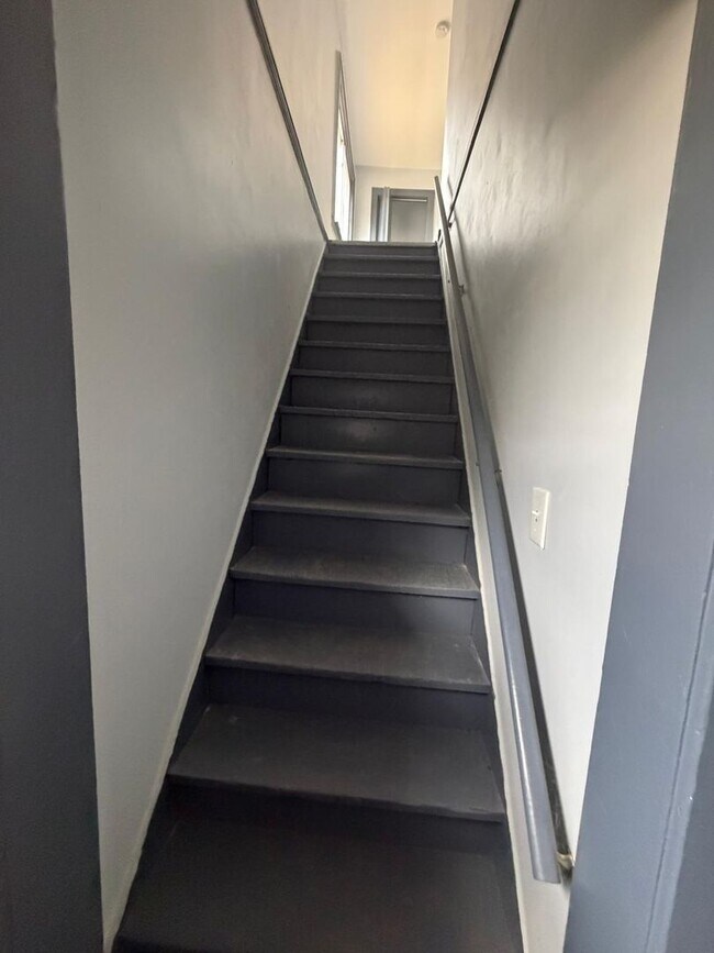 Building Photo - 4 bedroom 2 full bathroom!