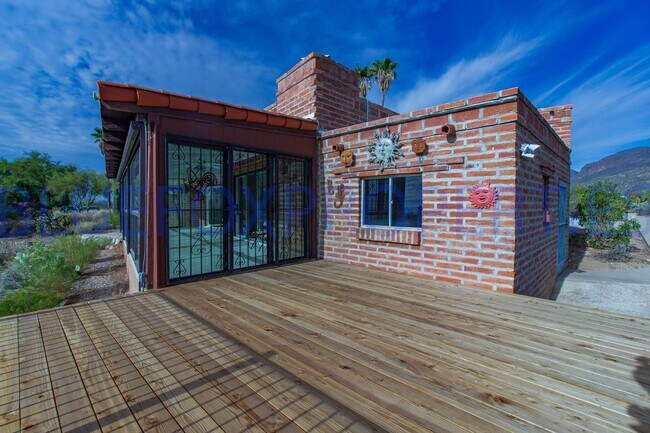 Building Photo - Stunning home off Sunrise and Swan!