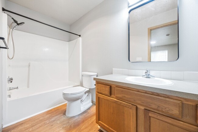 Building Photo - 5Bed/2.5 Bath home available in SE Portland