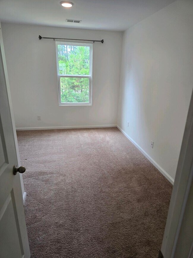Building Photo - Charming 3-Bedroom Home with Community Poo...