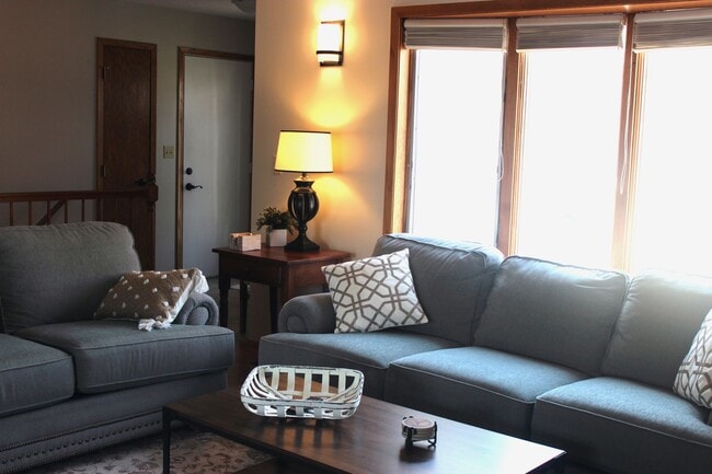 Building Photo - Main Floor Living - Updated 2021 - 5 Min from Mayo