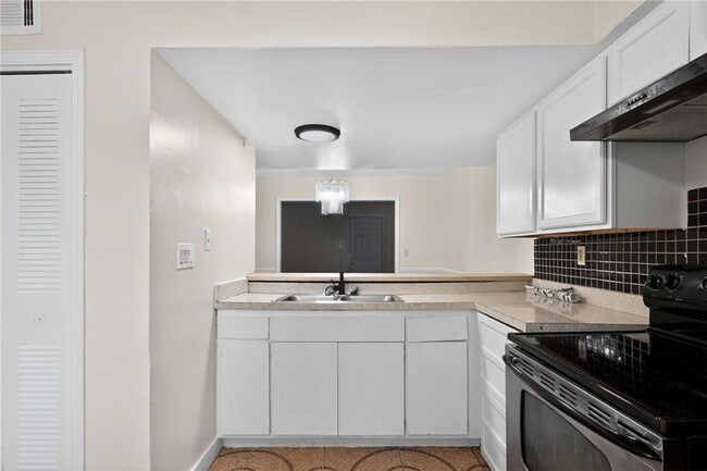 Building Photo - 6071 Regent Manor