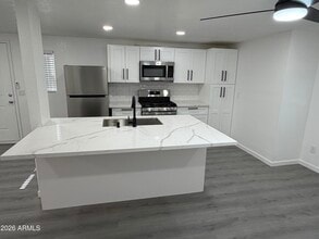 Building Photo - 615 E Oak St