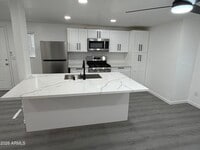 Building Photo - 615 E Oak St