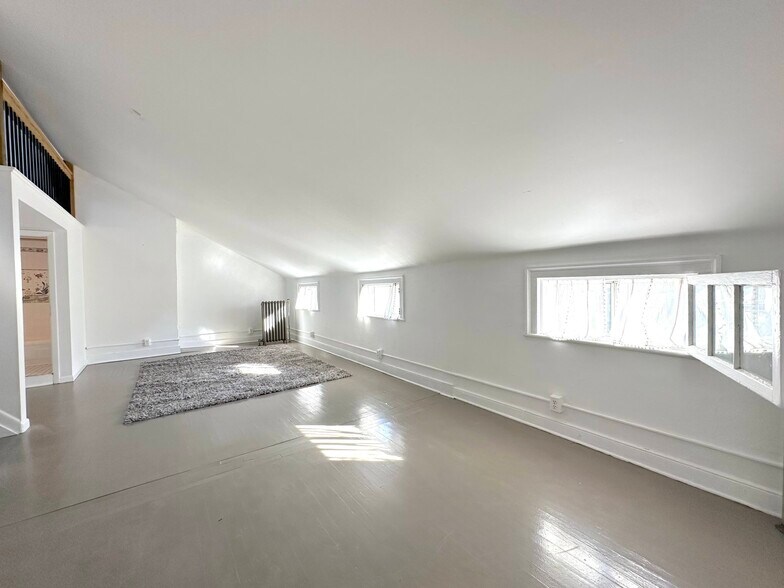 Building Photo - 112 1st St