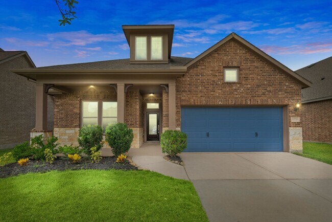Building Photo - Come visit this beautiful home in the gate...