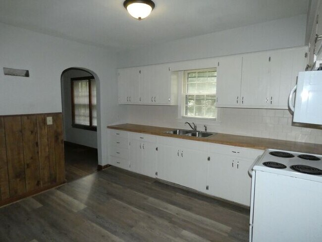 Building Photo - Riverside Home Ready to Lease-4701 N Green Hills Rd