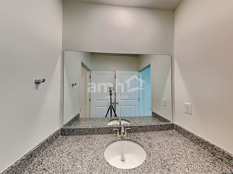 Building Photo - 455 Summit View Ct