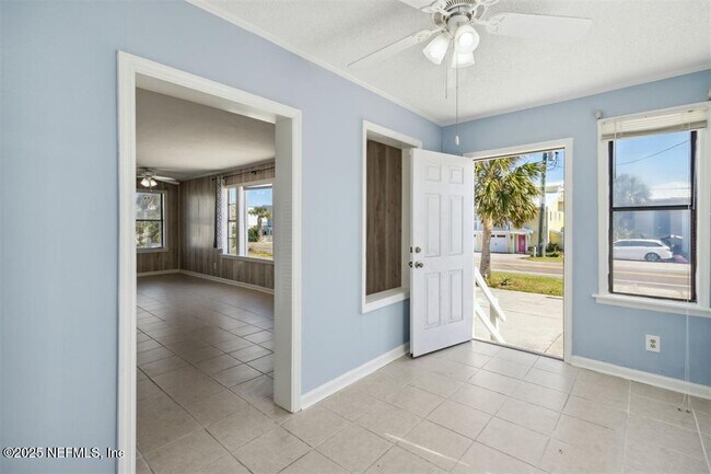 Building Photo - 2337 S Fletcher Ave