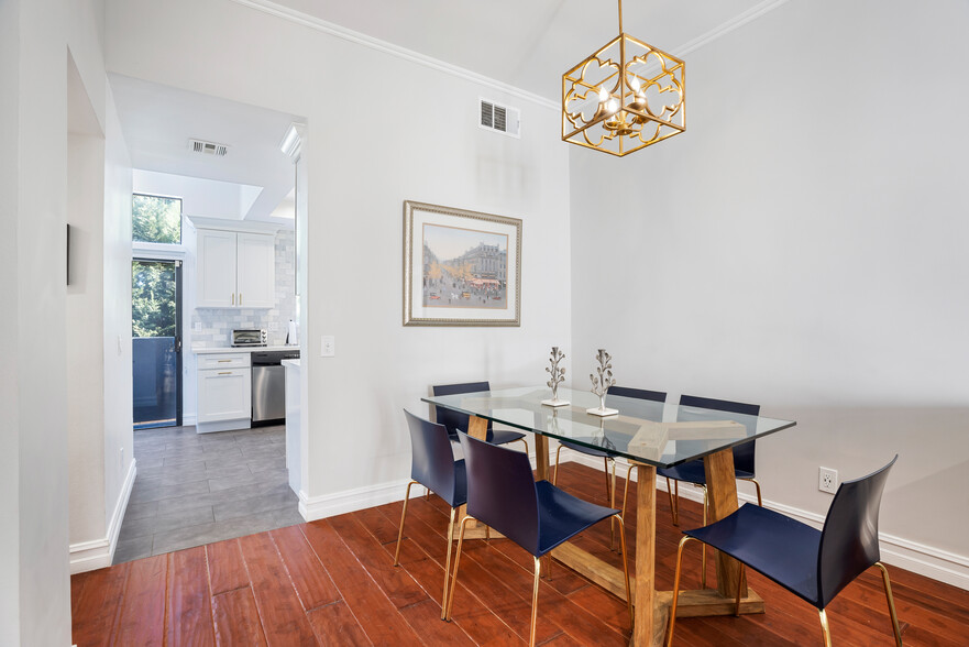 Building Photo - 2560 S Centinela Ave