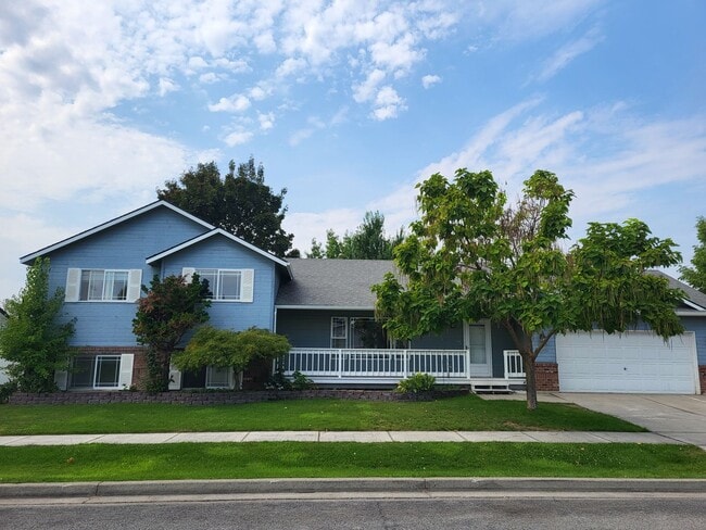 Primary Photo - Spacious 4 bedroom 3.5 Bath Home for Rent ...