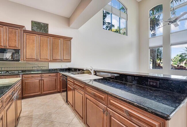 Building Photo - 10513 Versailles Blvd