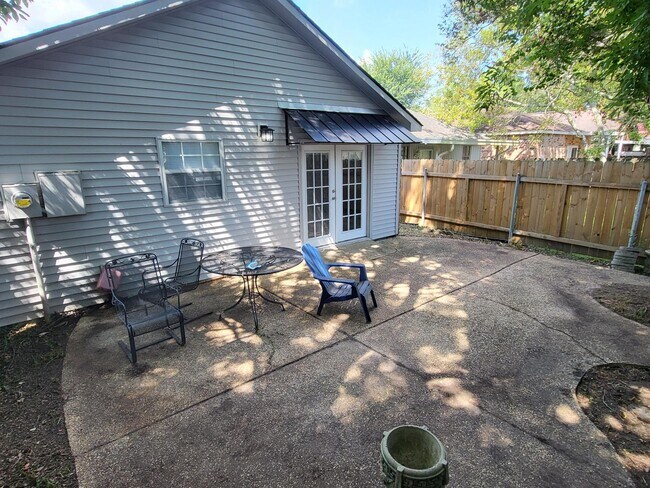 Building Photo - 1831 SG