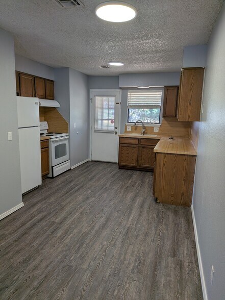Building Photo - 712 Swan Lake Rd