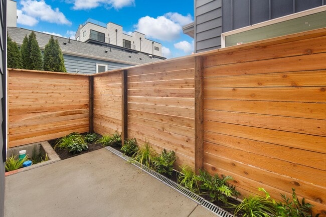 Building Photo - New Luxury Townhome in Seattle 2bed/2bath – Rooftop Deck, Pets OK