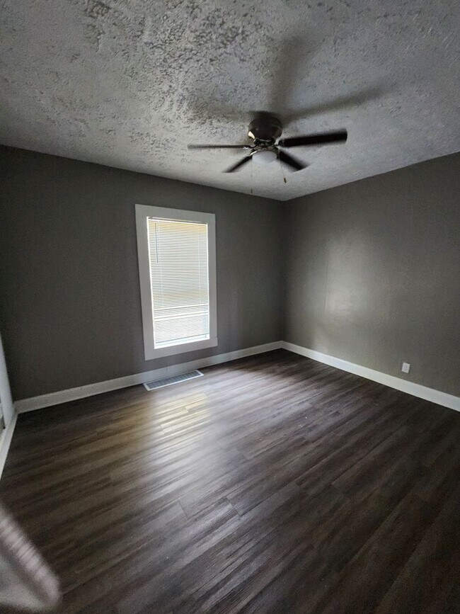 Building Photo - 4 Bedroom 1 bath