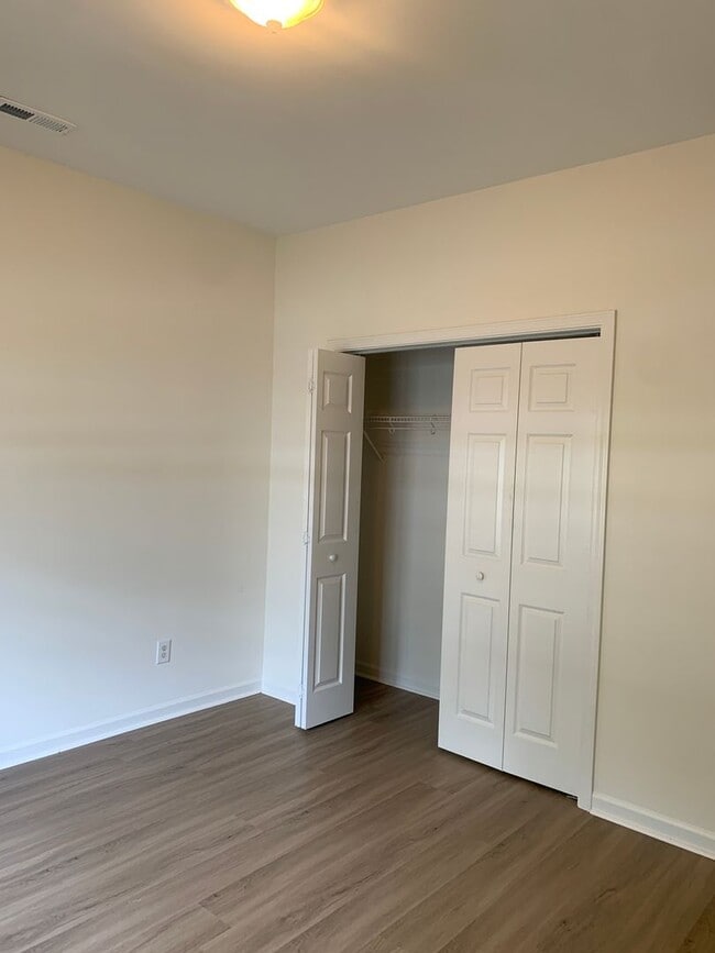 Building Photo - 3 Bedroom 2 Bath House Available now on Ch...