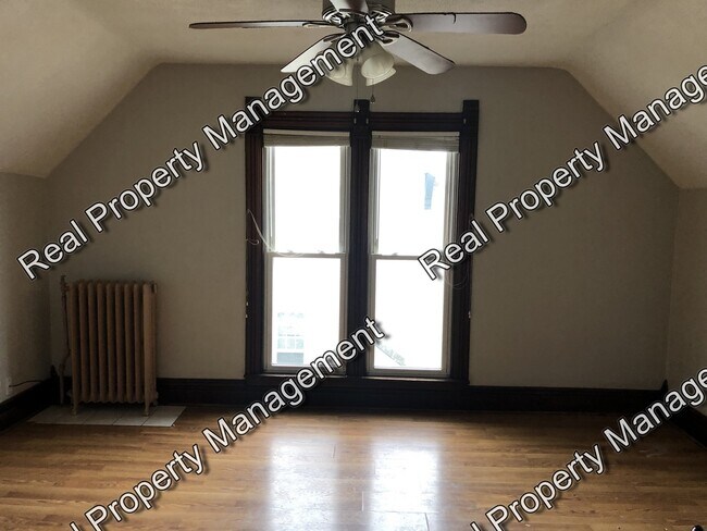 Building Photo - 607 Valparaiso St