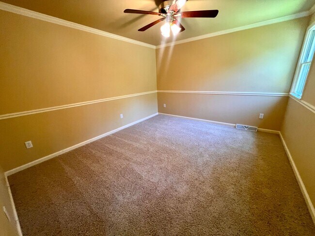 Building Photo - Cranberry - 6 bedroom 4 bathroom - Stunnin...