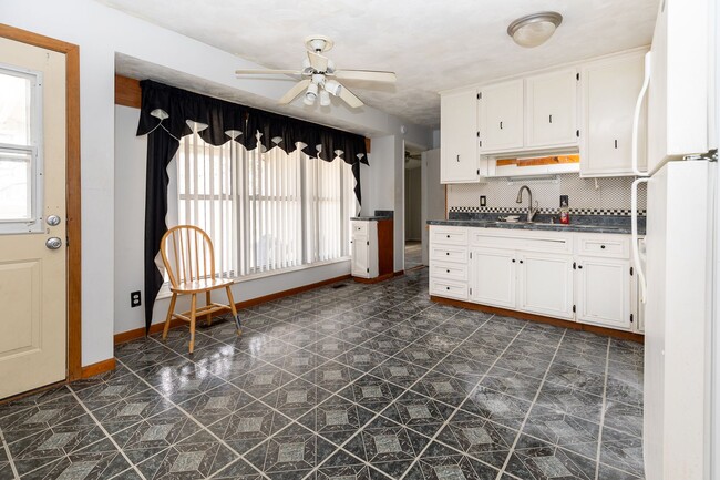 Building Photo - Charming 3-bedroom, 1.5-bathroom house in Normal