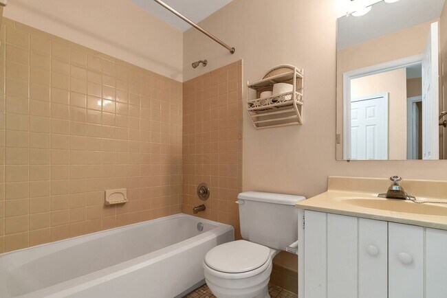 Building Photo - Very Charming 3 Bedroom And 2.5 Bathroom Townhouse With Private Deck In Country Creek