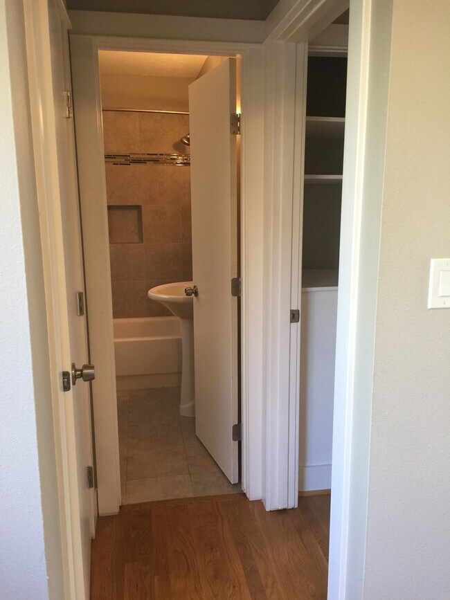 Building Photo - Upper corner unit 1 bed on Belmont, granite, hardwoods, off street parking!
