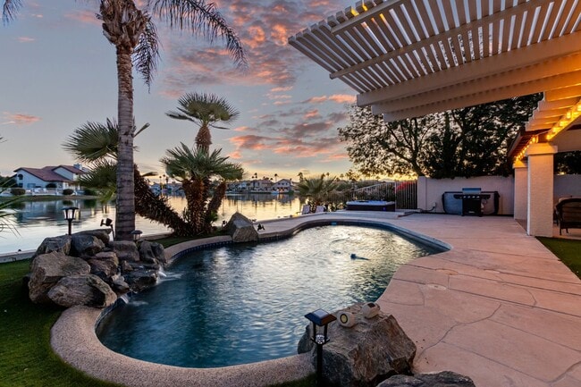 Building Photo - 4 bedroom Lakefront Property
