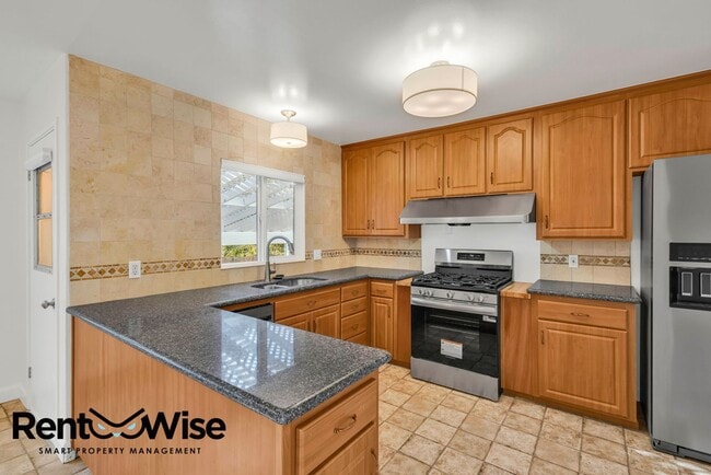 Building Photo - 838 Crompton Rd