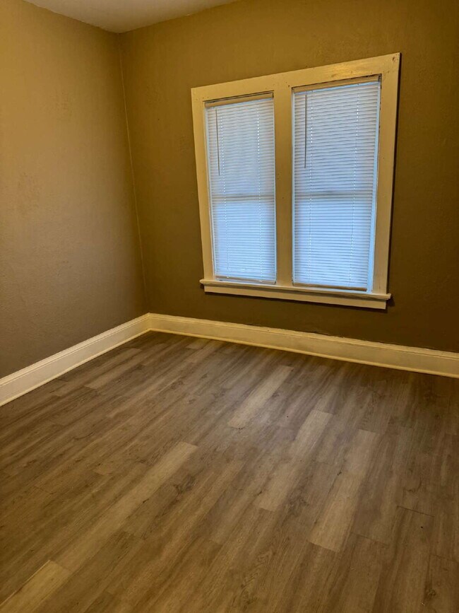Building Photo - "Milwaukee Duplex: 3 Bedroom 1 Full Bath Lower