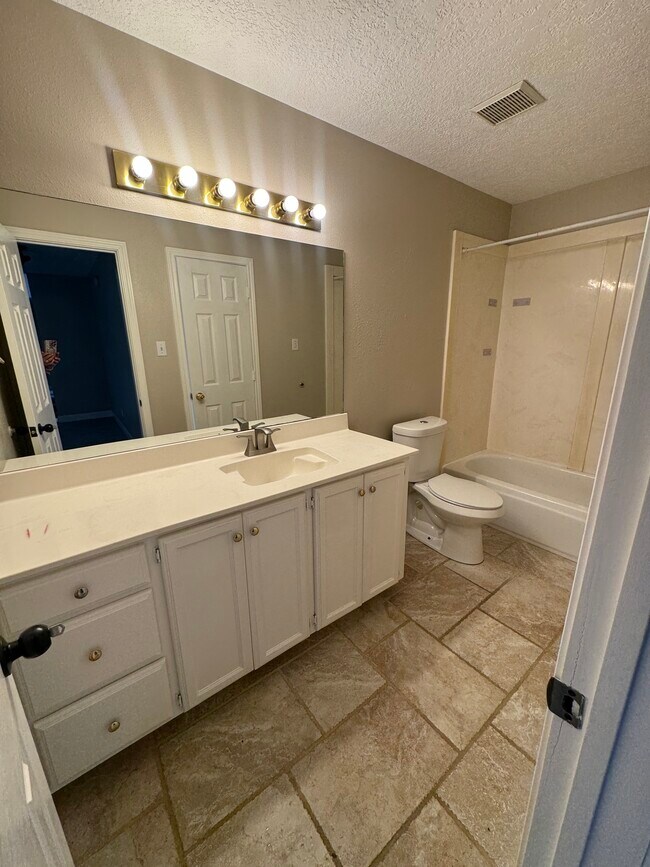 Building Photo - 201 Pebble Springs Ln