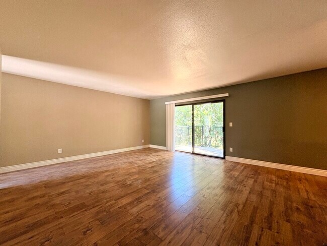 Building Photo - Beautiful Updated 2 Bedroom 1 Bathroom in Auburn