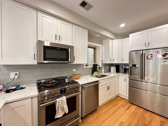 Building Photo - 1424 N Bosworth Ave