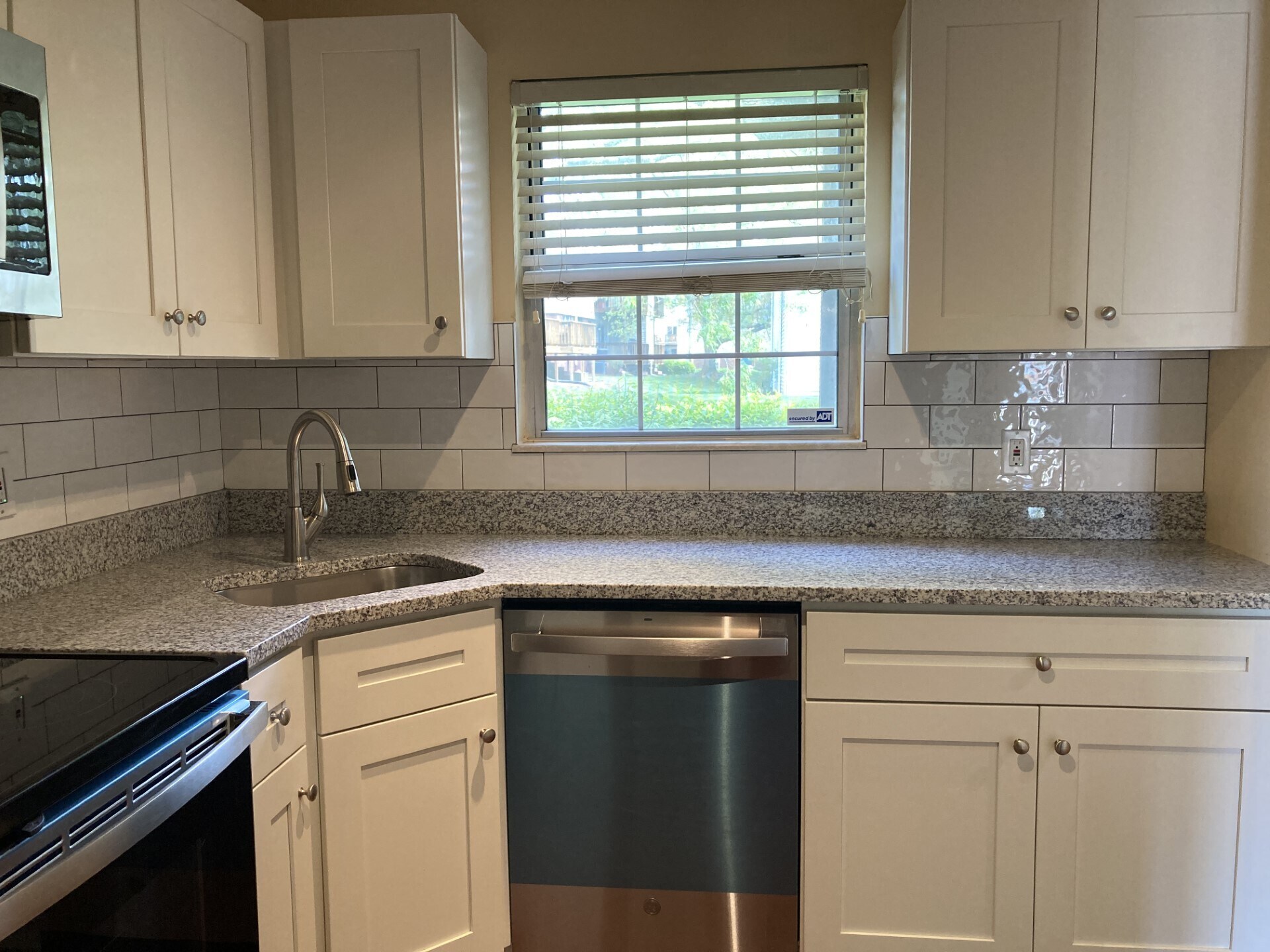 White Shaker Cabinets and Wave Backslaph - 1618 Thrush Ter