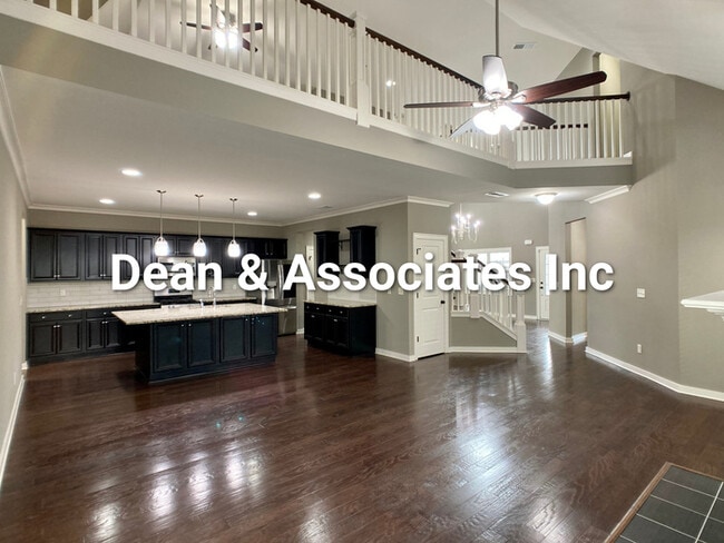 Building Photo - 472 Lake Chelsea Way