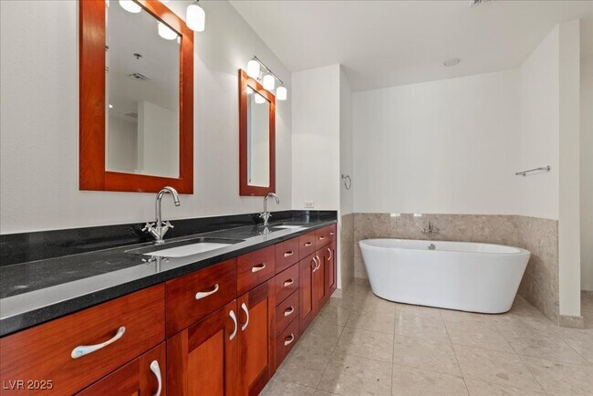 Building Photo - 4525 Dean Martin Dr