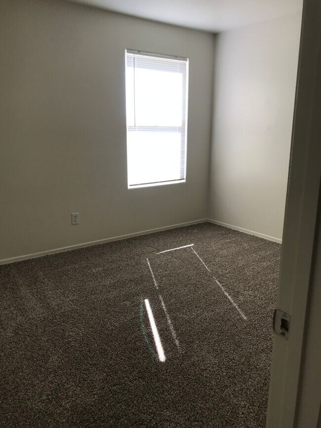 Building Photo - Coming in August Spacious 3br Home in Cort...