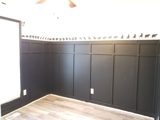 Building Photo - Close to Post! No Carpet! Lovely 3 Bed/2 Bath fenced in backyard!