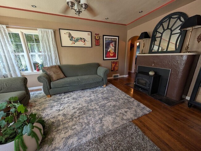 Building Photo - Stunning 4 Bedroom Normal Hill House - Pet-Friendly!