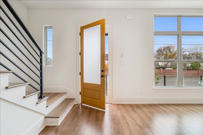 Building Photo - Brand New Luxury Townhome