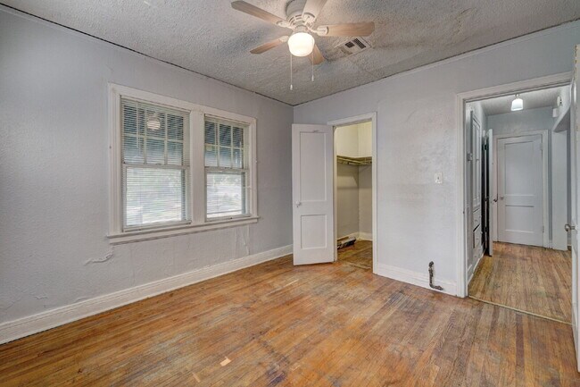 Building Photo - Beautiful half duplex available September in the Pearl District!