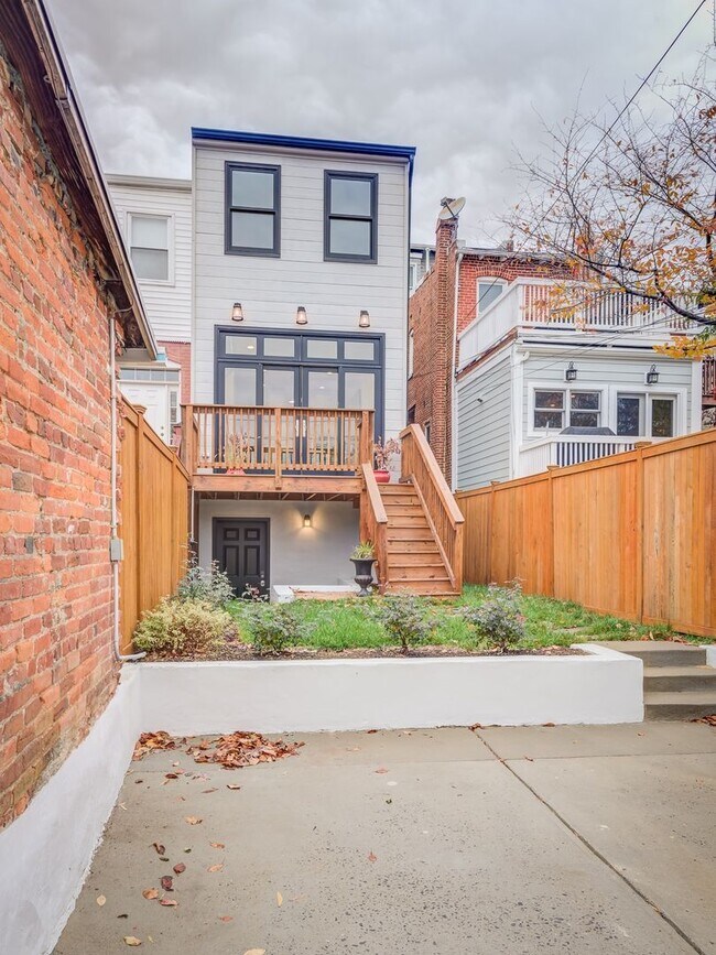 Building Photo - 1022 Park Rd NW