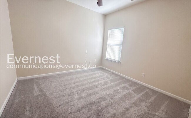 Building Photo - 3 Bed, 2 Bath Home with Garage / Available Now!