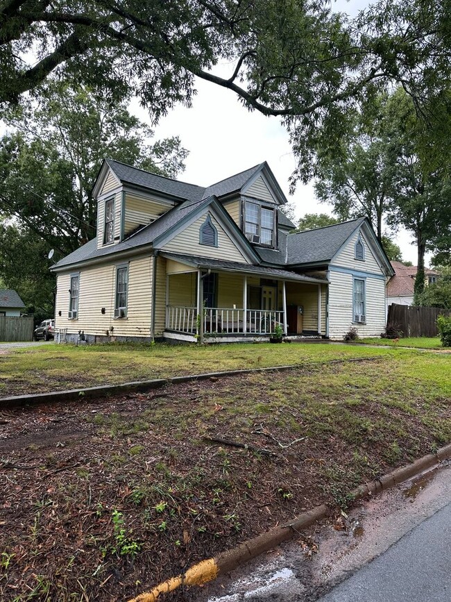 Building Photo - Cute 3 bedroom 1 bath house in historic Bu...