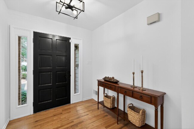 Building Photo - Elegant & Spacious Contemporary Townhome in Serene Potomac Enclave