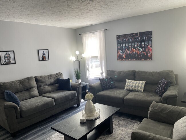 Building Photo - 123 Montmullin St