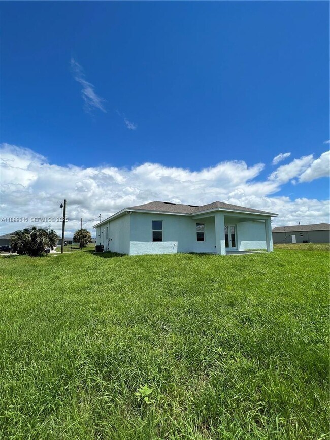 Building Photo - 1060 Capri Cir